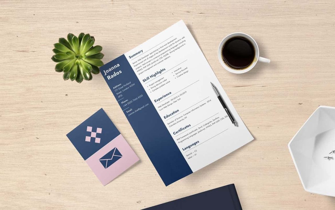 Créer un CV impactant : Modèle professionnel. Un CV professionnel et une carte de visite élégante posés sur une table en bois.