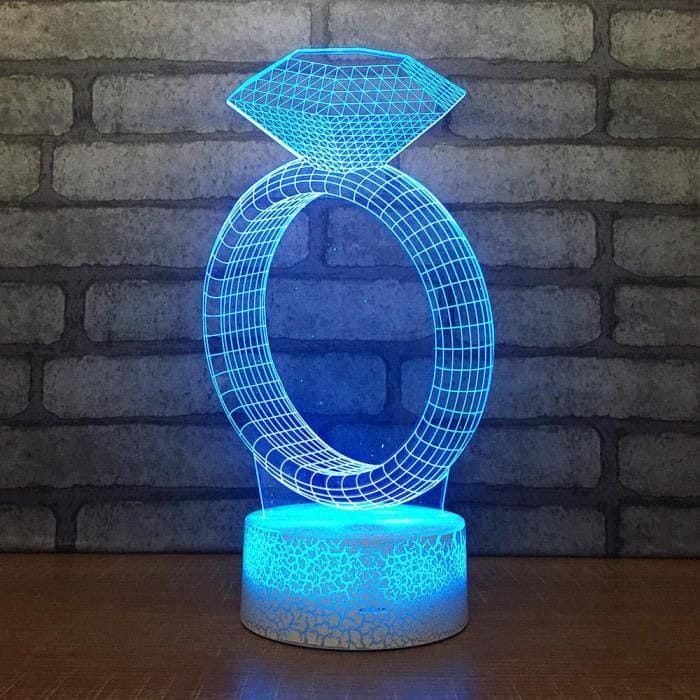 Une élégante "Lampe Bague à Diamant" moderne, illuminant délicatement un espace avec son design unique et sophistiqué