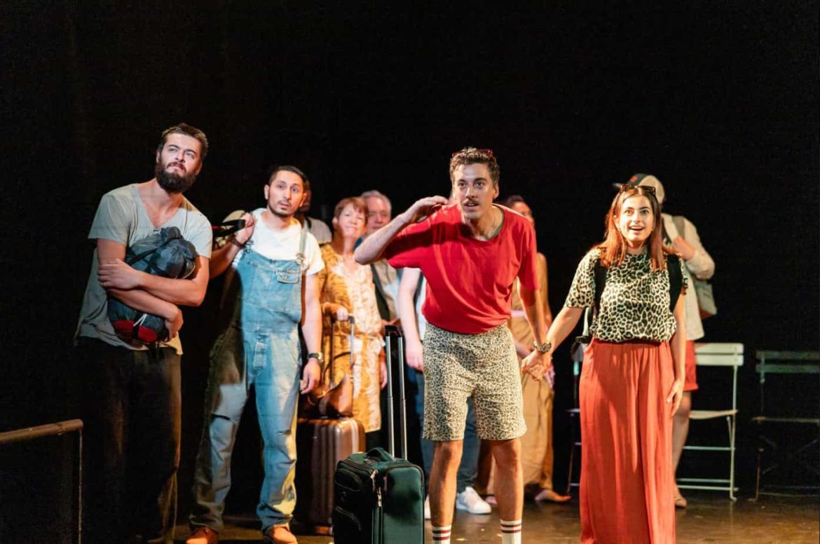 Moment de théâtre captivant. Scène de théâtre avec un groupe d'acteurs aux expressions variées sur fond noir.
