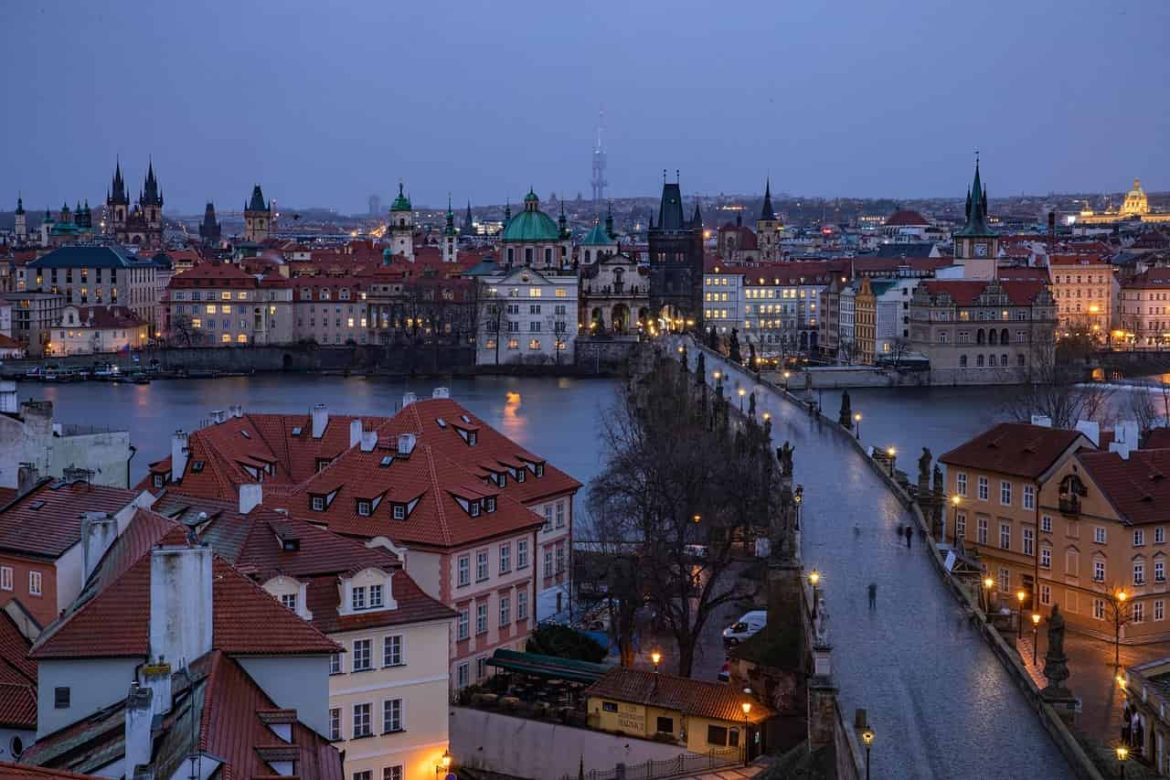 Prague by night : Pont Charles Vue nocturne de Prague et du pont Charles, idéale pour un voyage en Europe.