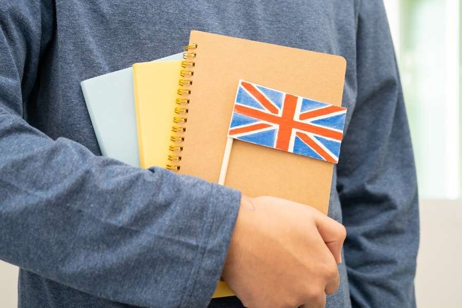 Cours interactif pour apprendre une langue étrangère. Étudiants suivant un cours d’anglais pour apprendre une langue étrangère avec leur professeur.