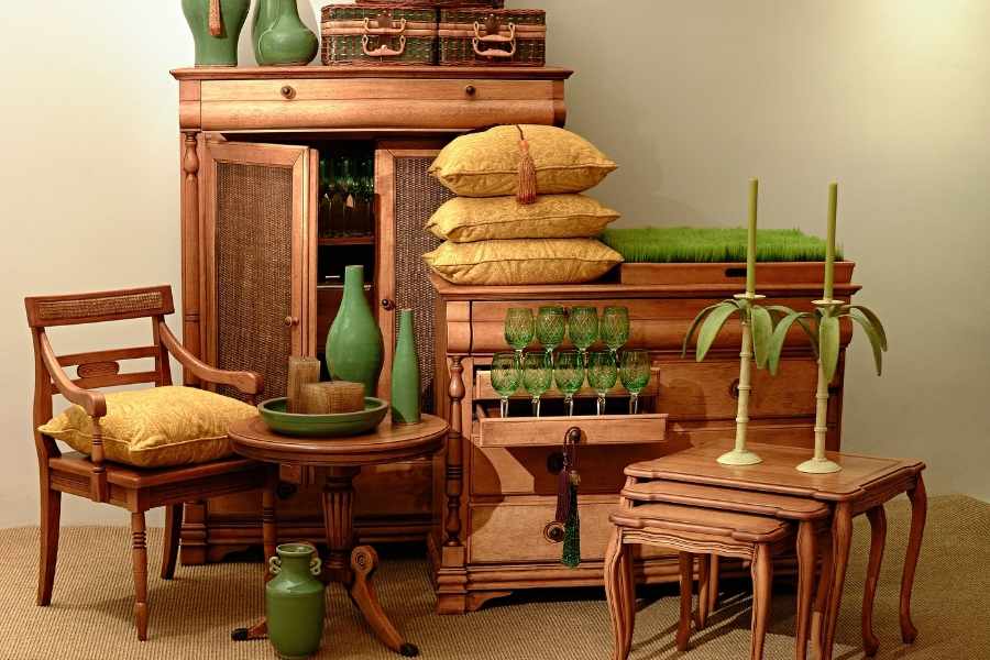Meubles en bois exotique et bois local décorés avec des objets verts et jaunes.