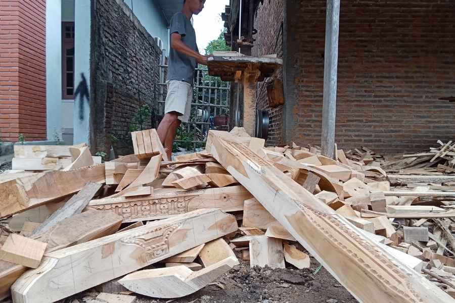 Fabrication artisanale en bois exotique et bois local. Artisan travaillant le bois exotique et bois local dans un atelier de menuiserie.