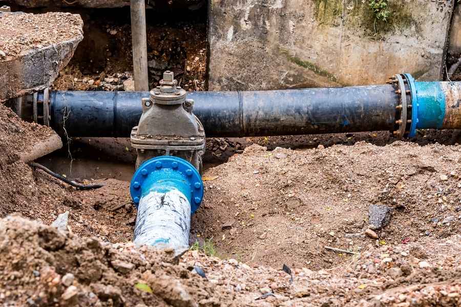 Réseau de canalisations avant détartrage naturel. Canalisations souterraines avant un détartrage naturel pour éliminer les dépôts de calcaire.