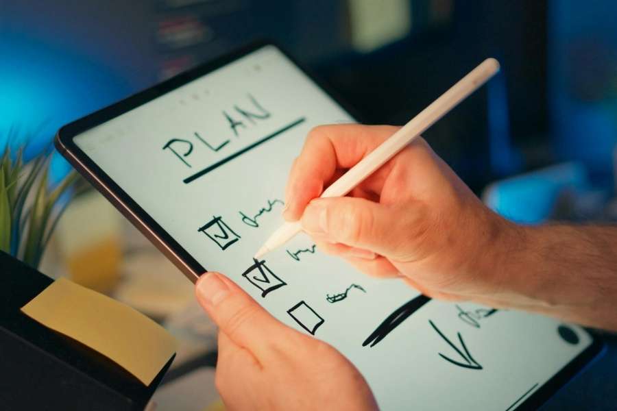 Planifier son potager sur une tablette numérique avec une liste de tâches à cocher.