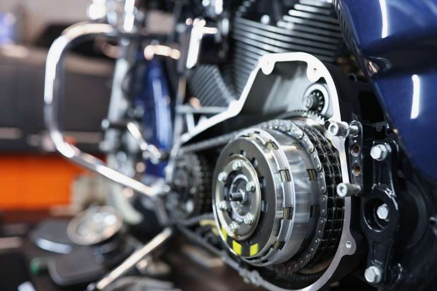Gros plan sur le système d’entraînement et la chaîne de transmission d’une moto.