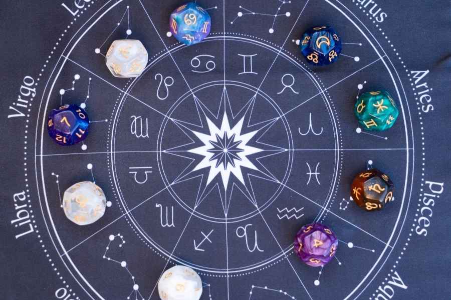 Cercle zodiacal avec des dés colorés représentant les signes astrologiques et les symboles de la numérologie.