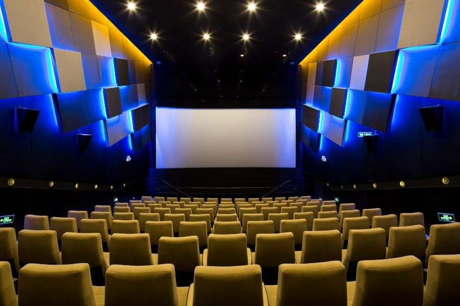 Salle moderne avec sièges confortables et écran géant, symbole du cinéma indépendant. Salle moderne avec sièges confortables et écran géant, symbole du cinéma indépendant.