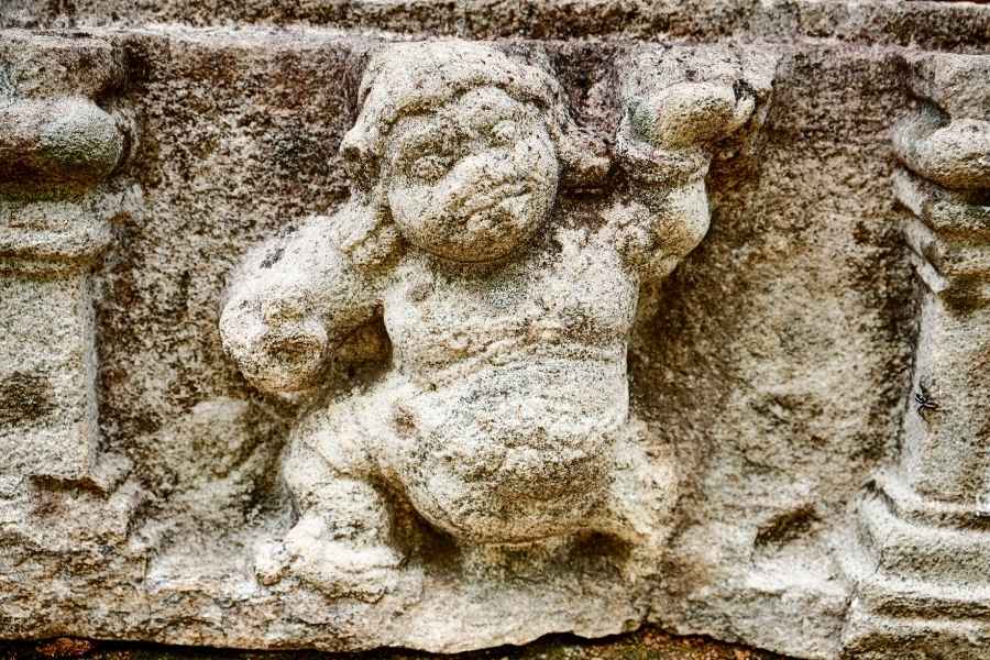 Bas-relief ancien représentant une figure humaine sculptée dans la pierre, exemple de sculpture sur pierre.
