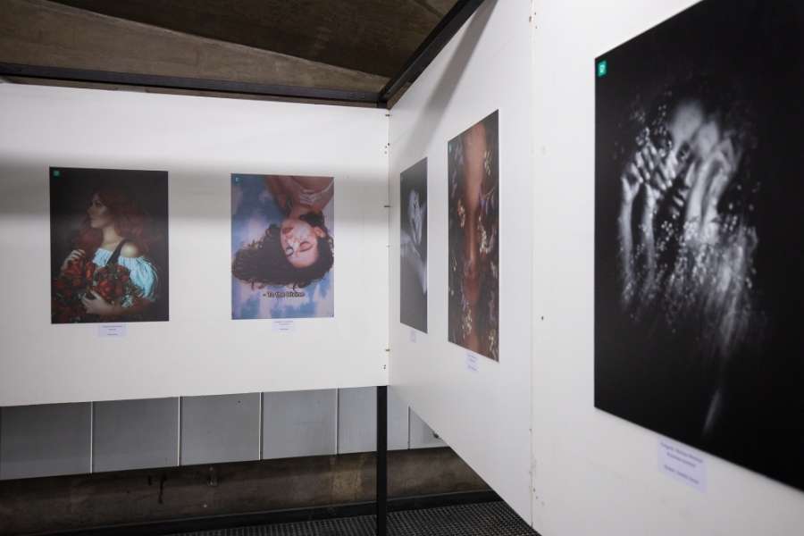 Exposition de photographies artistiques explorant les émotions et le surréalisme dans l’art contemporain.