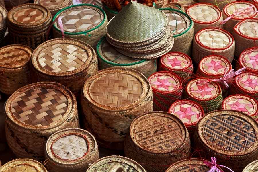 Collection de paniers tressés en fibres naturelles représentant la vannerie moderne.