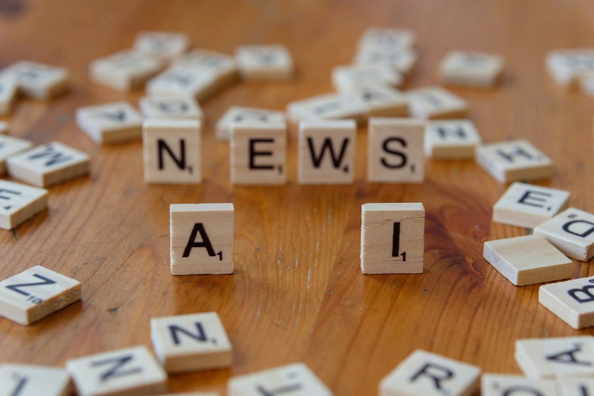 Lettres de Scrabble formant les mots "NEWS" et "AI" sur une table en bois, illustrant l'actualité brûlante de l'IA.