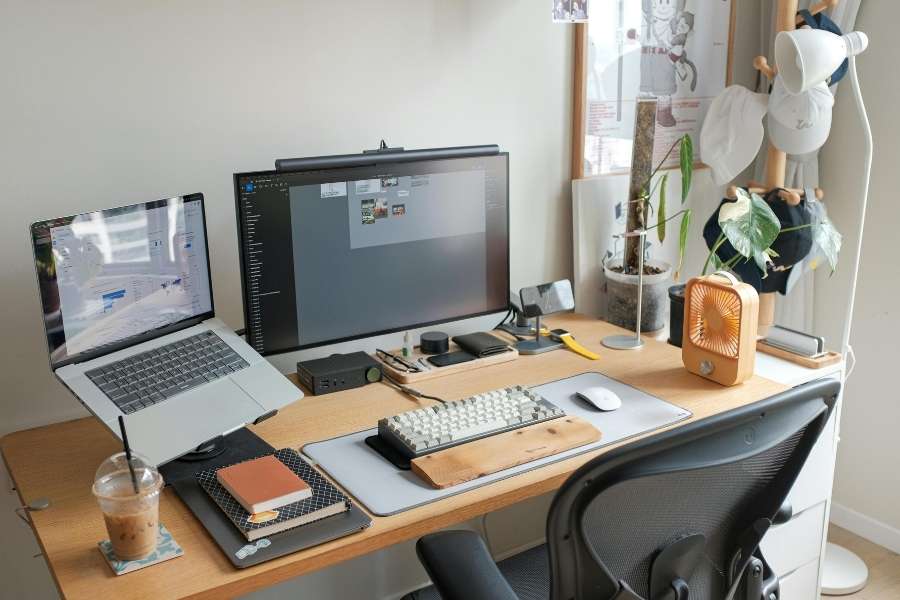 Un espace de travail lumineux aménagé avec un bureau en bois clair pour créer un coin bureau confortable.