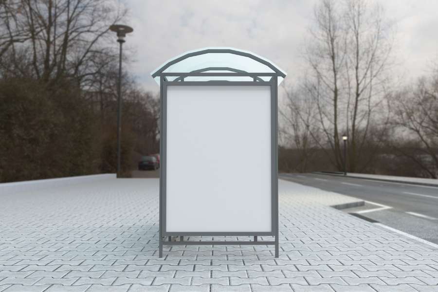 Un panneau dibond publicitaire vierge et blanc intégré à la structure d'un abribus moderne.